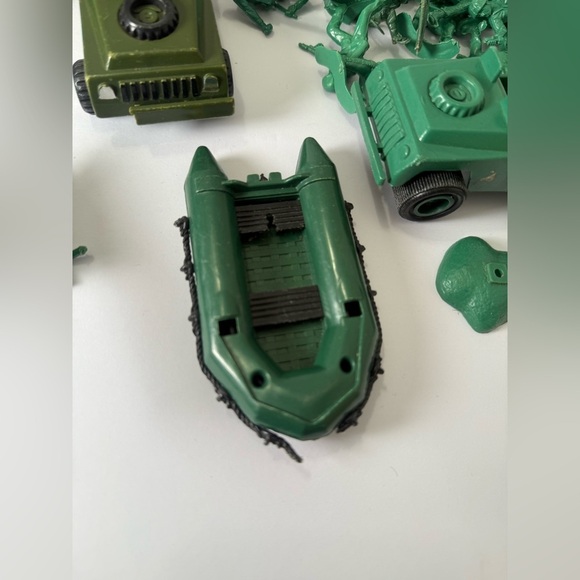 Vintage Green ARMY MEN Soldiers Green /light Green Mix 61 Piece 55 Men - Picture 8 of 8